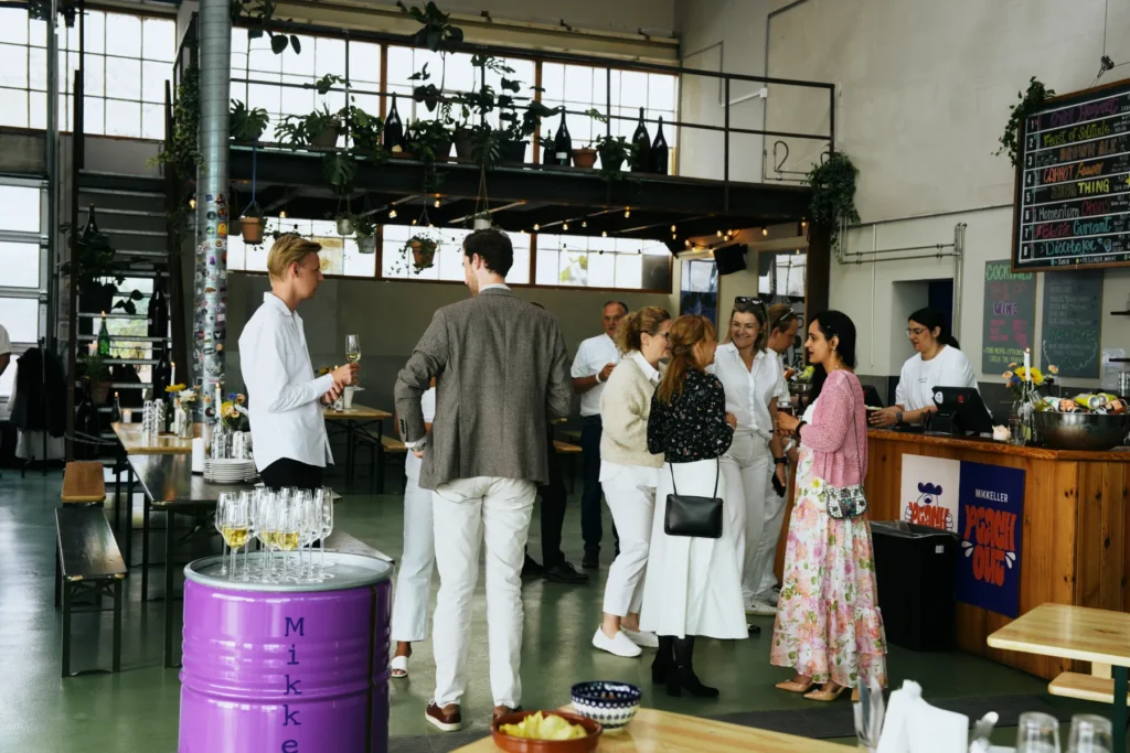 sommerfest_københavn_baghaven_refshaleøen_2 Velkomstdrik til firmafest på Refshaleøen