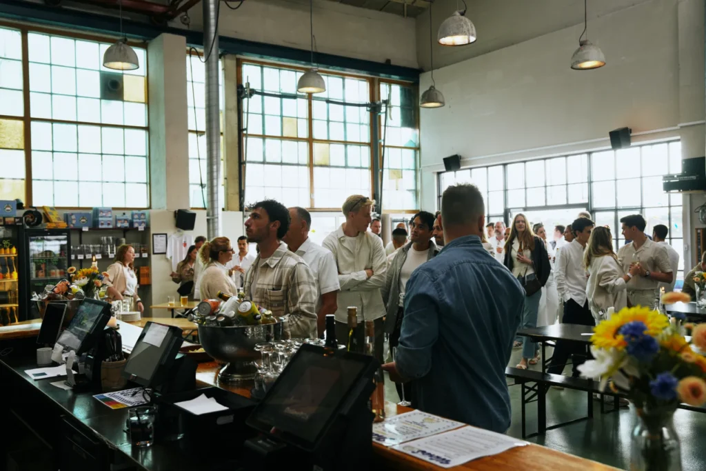 sommerfest_københavn_baghaven_refshaleøen_9 Firmafest i København med gæster indendørs på industrielt venue på Refshaleøen