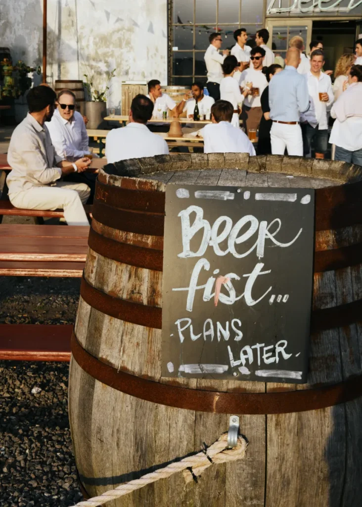 sommerfest_københavn_baghaven_refshaleøen_vintønde Sjovt ølskilt til sommerfest event "Beer First - Plans Later"