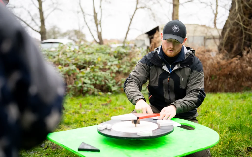 udendørs teambuilding - find vej med kompas og kort i naturen An outdoor adventure featuring survival tips for navigating the wilderness.