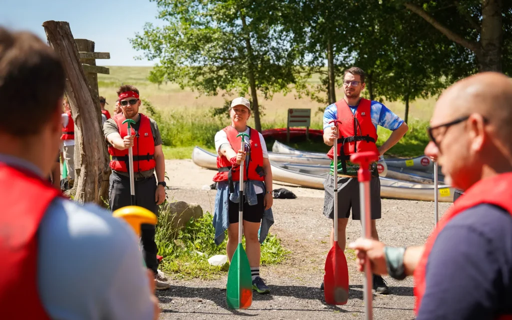 udendørs teambuilding - sejlads Teams are waiting to set sail and receive instructions for the team event