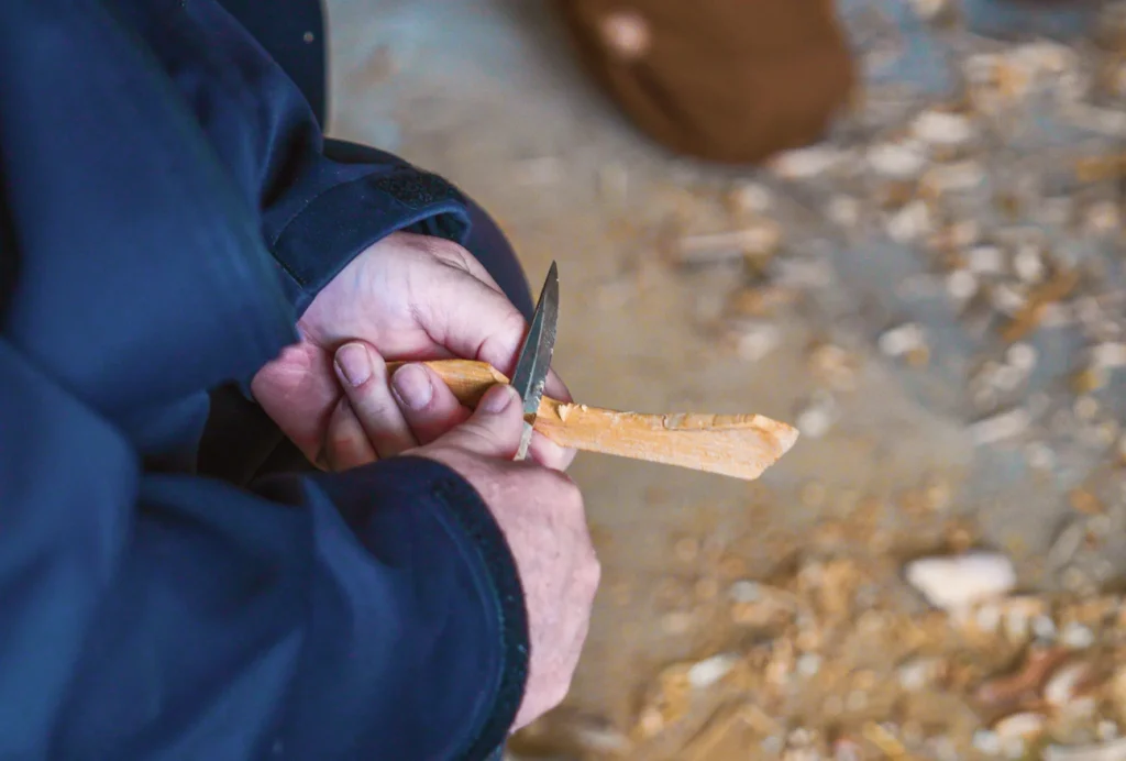 udendørs_teambuilding_snit-træ_bushcraft Bushcraft - Crafts in nature with your team. A team experience focused on tranquility and togetherness
