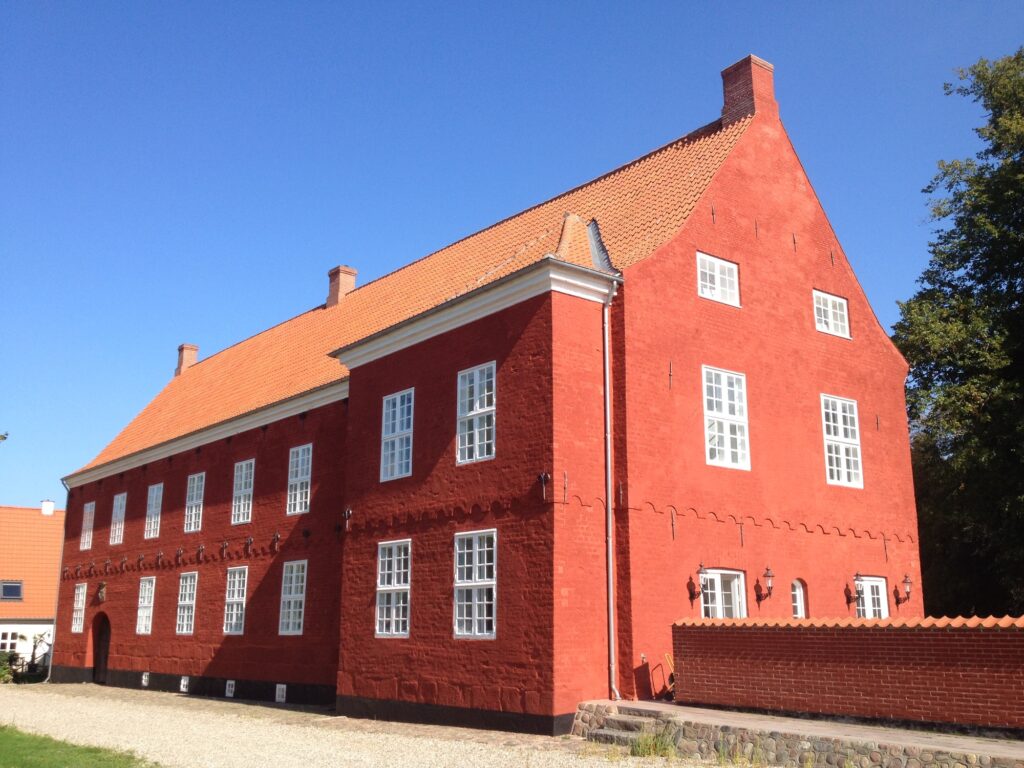 Hovedbygningen fra 1500-tallet på Vognserup Gods. historisk ramme om firmaevents