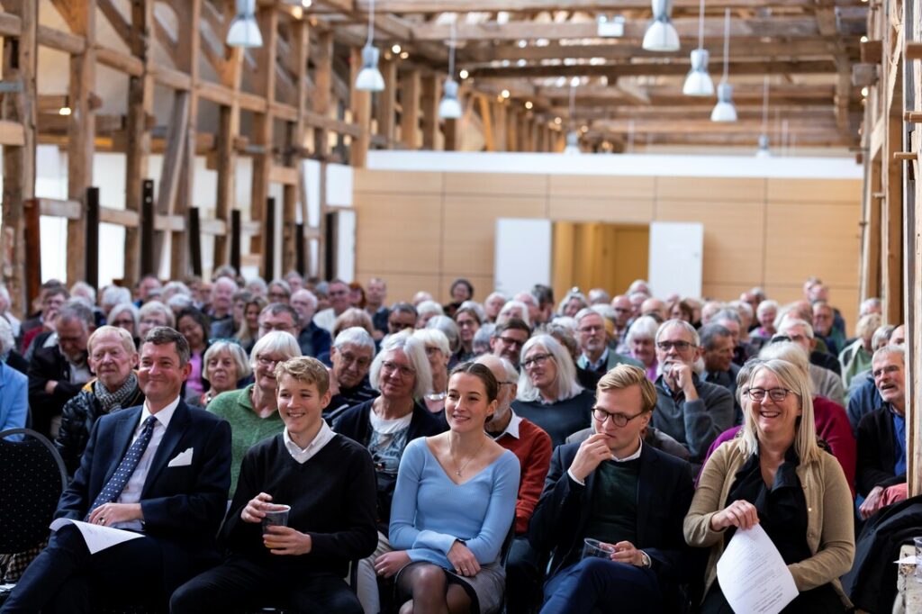 Konference med publikum i laden på Vognserup Gods. mødelokale til op til 350 deltagere