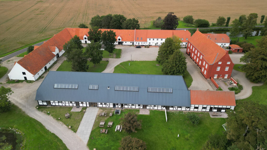 Luftfoto af Vognserup Gods med laden og hovedbygningen. eventlokation på Sjælland