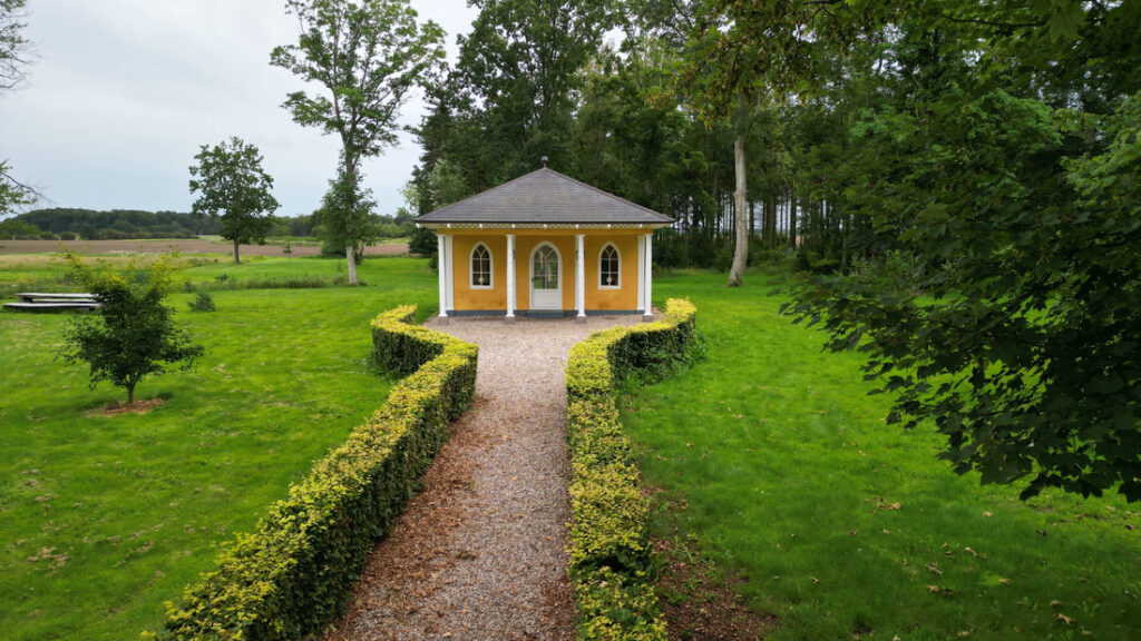 Lysthuset fra 1800-tallet i parken. reception og aktiviteter til firmaevent på Vognserup Gods