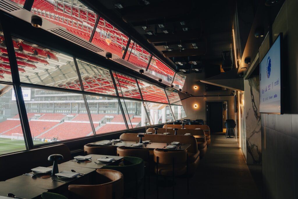 Executive restaurant med panoramavinduer mod banen i Parken