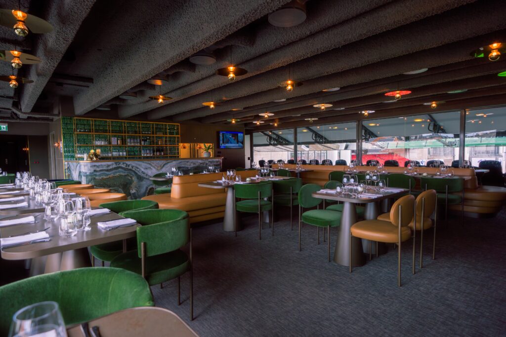 Lounge med bar og udsigt til banen i Parken