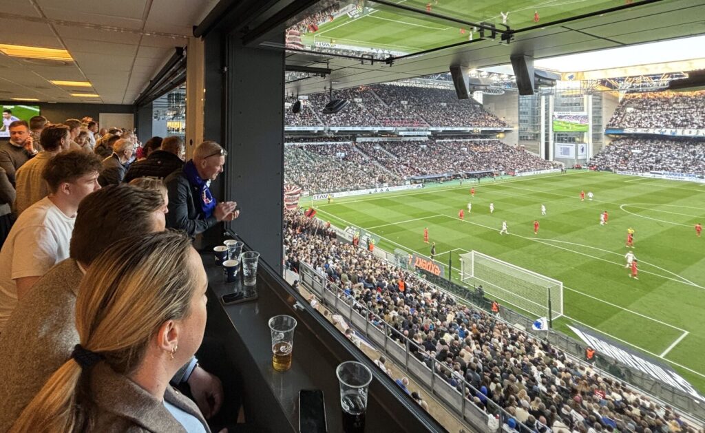 Gæster i Panorama Lounge på kampdag i Parken