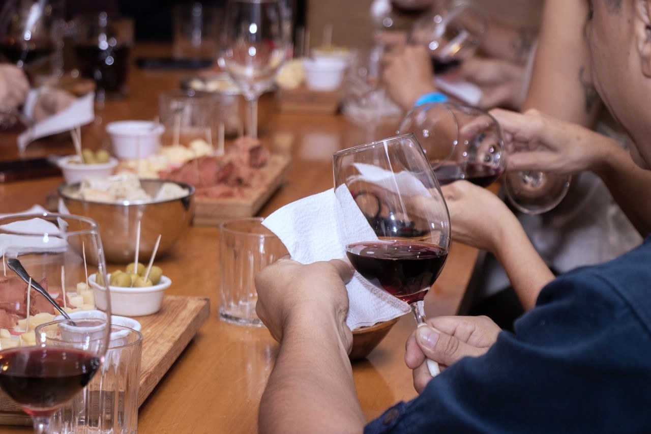 Vinsmagning ved langbord med rødvin og tapas